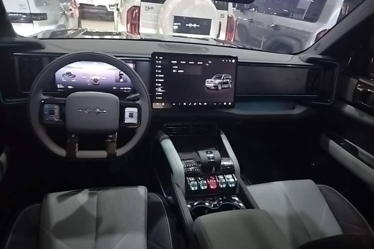 Used Formula Leopard 5 2023 Explore Edition Center Console