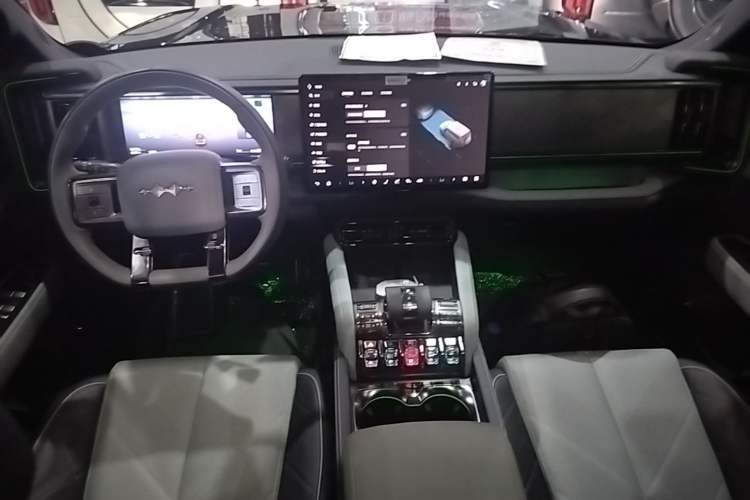Used Formula Leopard 5 2023 Explore Edition Center Console