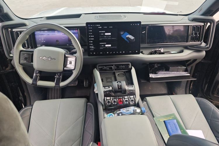 Used Formula Leopard 5 2023 Navigator Edition Center Console