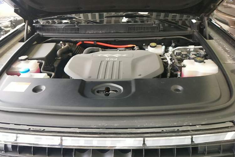 Used Formula Leopard 5 2023 Navigator Edition Engine Bay