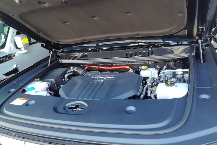 Used Formula Leopard 5 2023 Navigator Edition Engine Bay