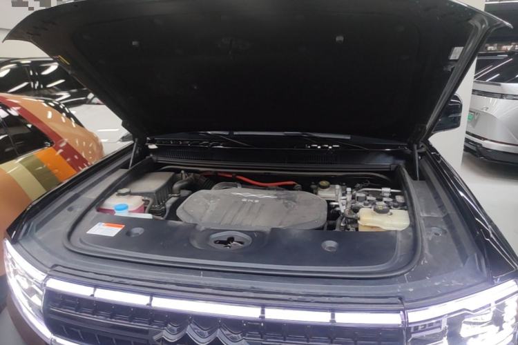 Used Formula Leopard 5 2023 Navigator Edition Engine Bay