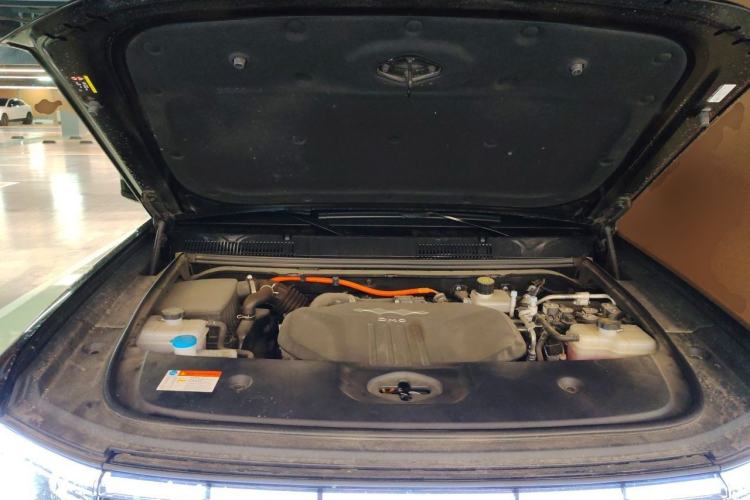 Used Formula Leopard 5 2023 Navigator Edition Engine Bay
