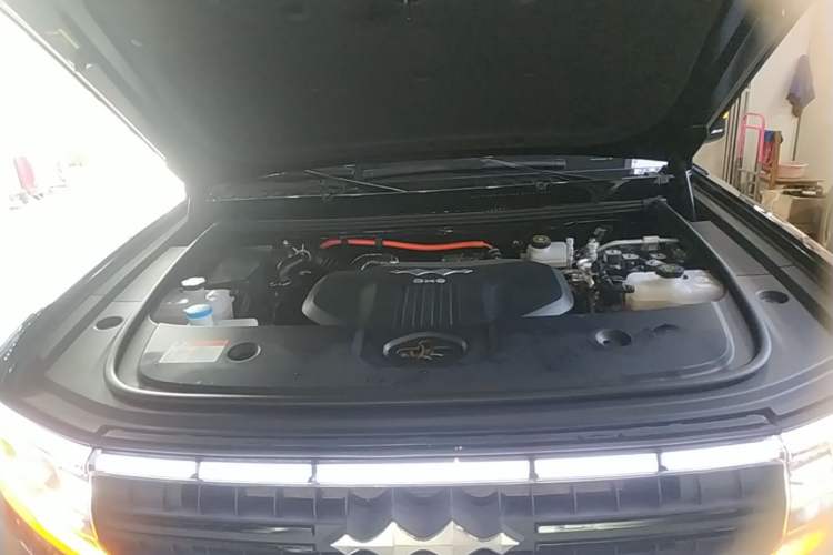 Used Formula Leopard 5 2023 Navigator Edition Engine Bay