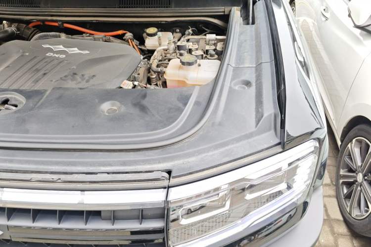 Used Formula Leopard 5 2023 Navigator Edition Engine Bay Left