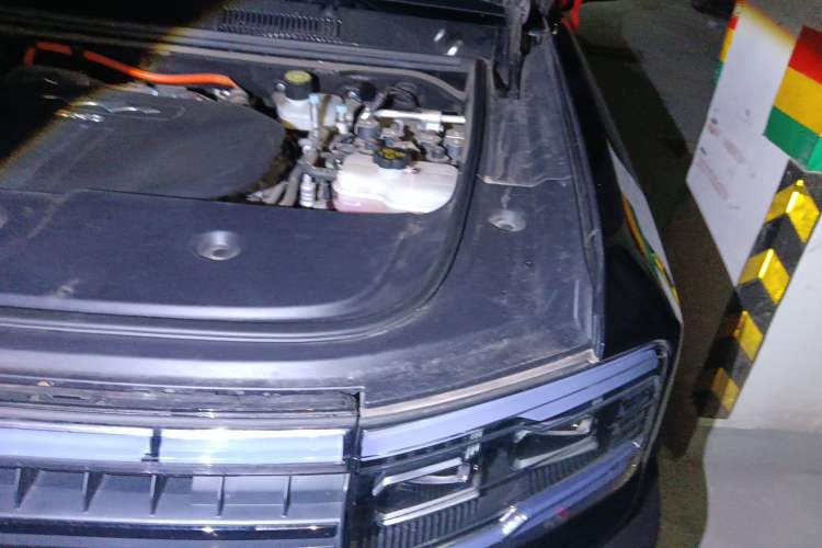 Used Formula Leopard 5 2023 Navigator Edition Engine Bay Left