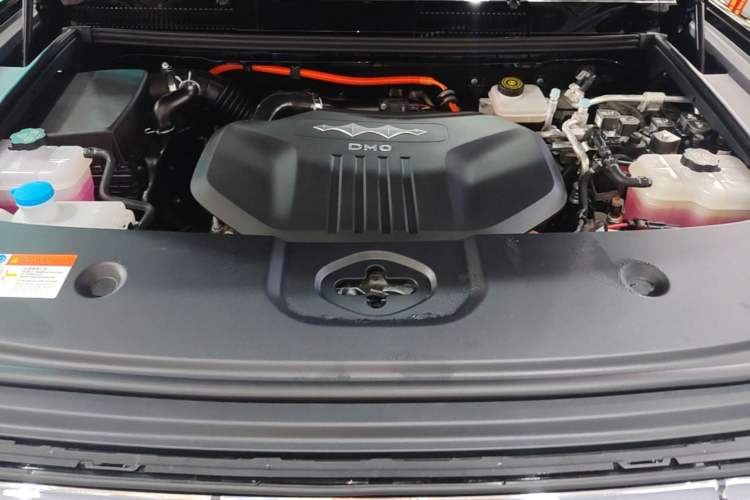 Used Formula Leopard 5 2023 Navigator Edition Engine Bay