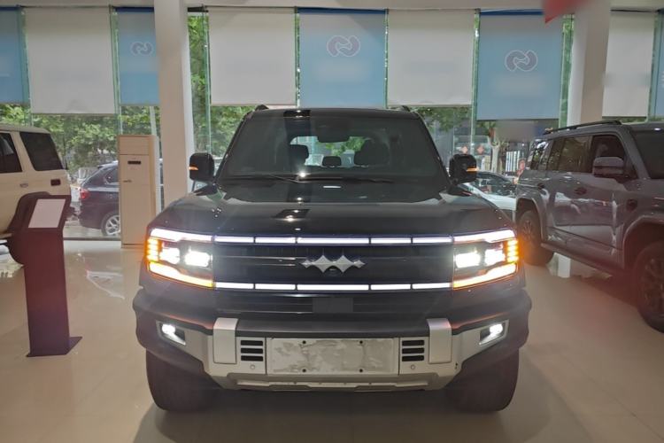 Used Formula Leopard 5 2023 Navigator Edition Front