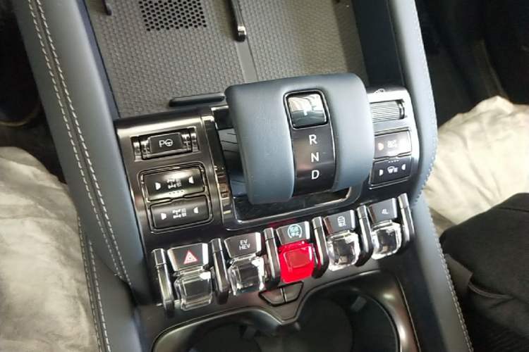 Used Formula Leopard 5 2023 Navigator Edition Gear Lever