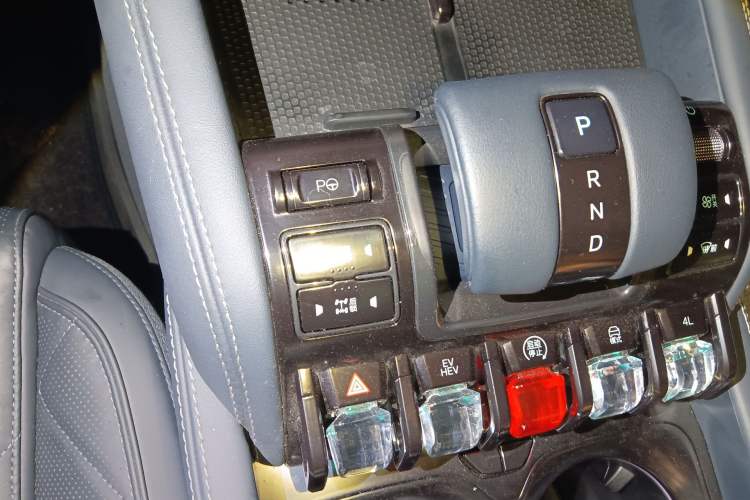 Used Formula Leopard 5 2023 Navigator Edition Gear Lever