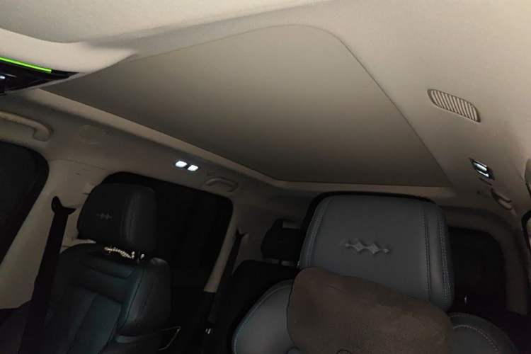 Used Formula Leopard 5 2023 Explore Edition Headliner