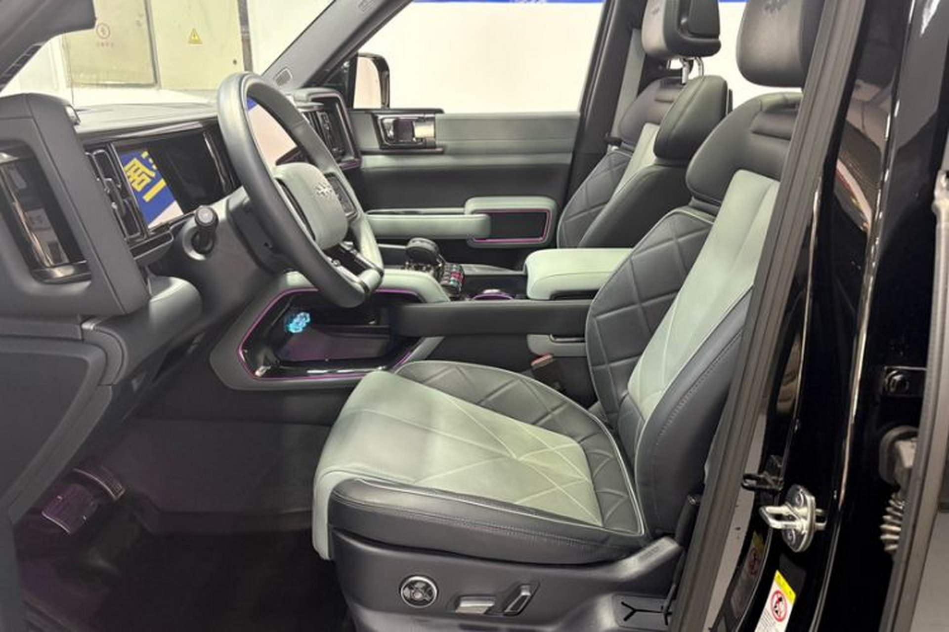 Used Formula Leopard 5 2023 Navigator Edition Interior 1