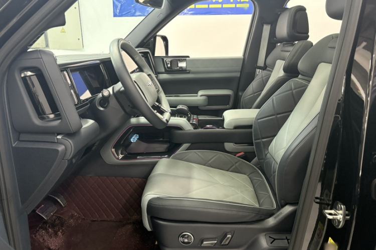 Used Formula Leopard 5 2023 Navigator Edition Interior 4
