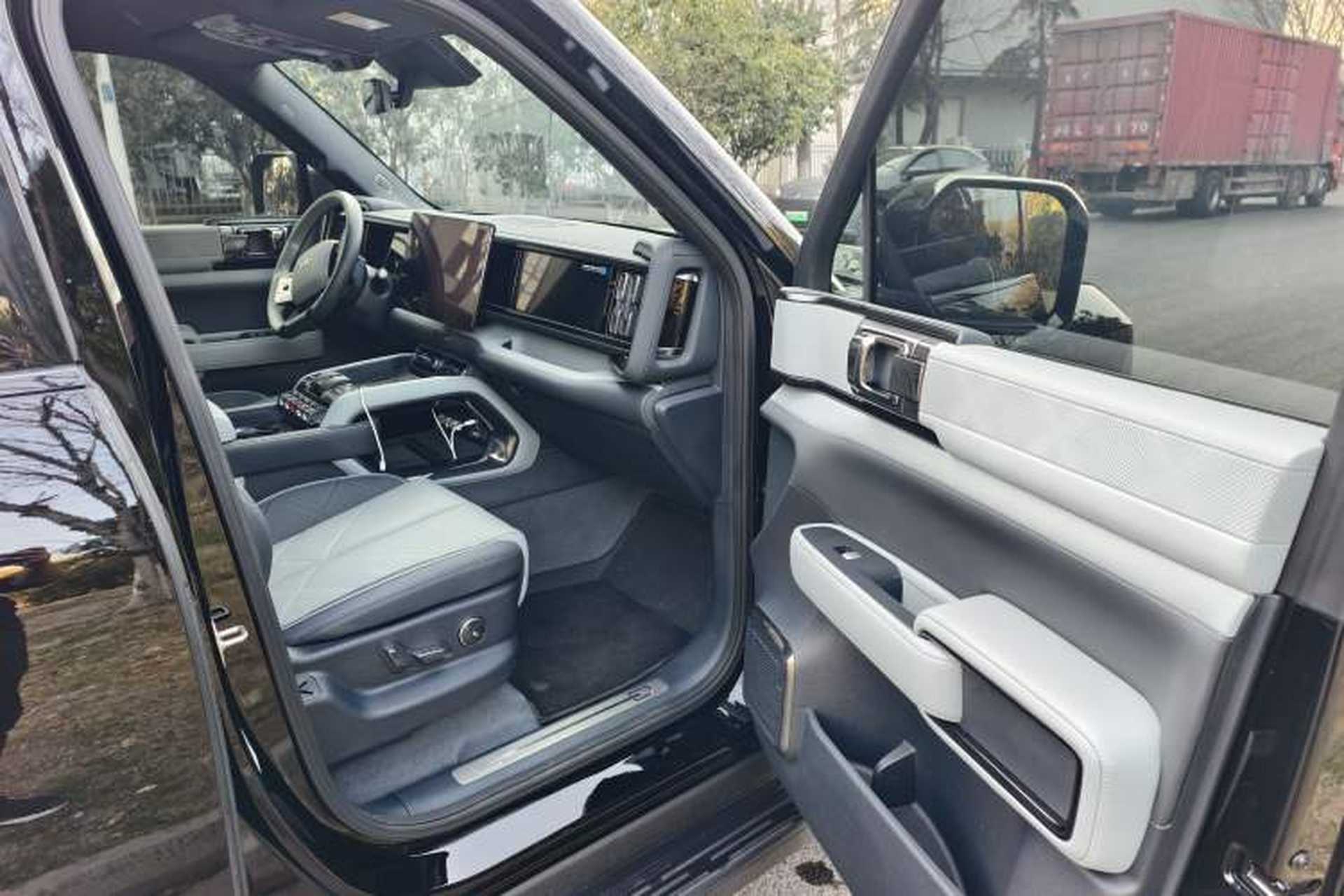 Used Formula Leopard 5 2023 Navigator Edition Interior 5