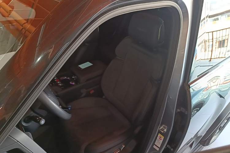 Used Formula Leopard 5 2023 Cloud Ride Flagship Edition Left Front Seat