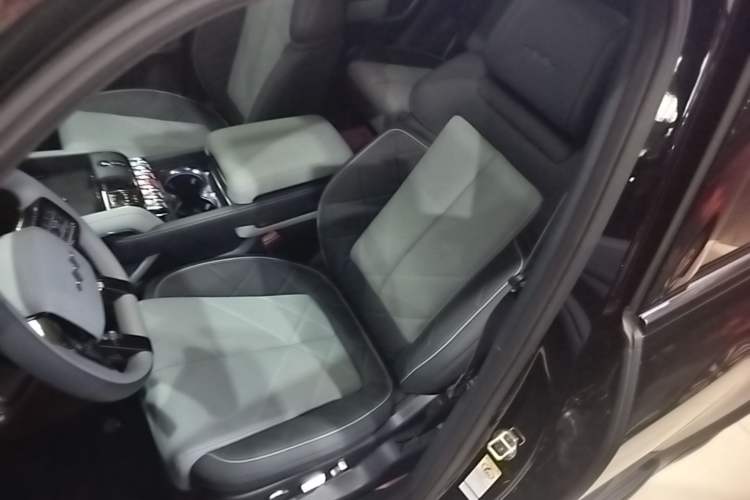 Used Formula Leopard 5 2023 Explore Edition Left Front Seat