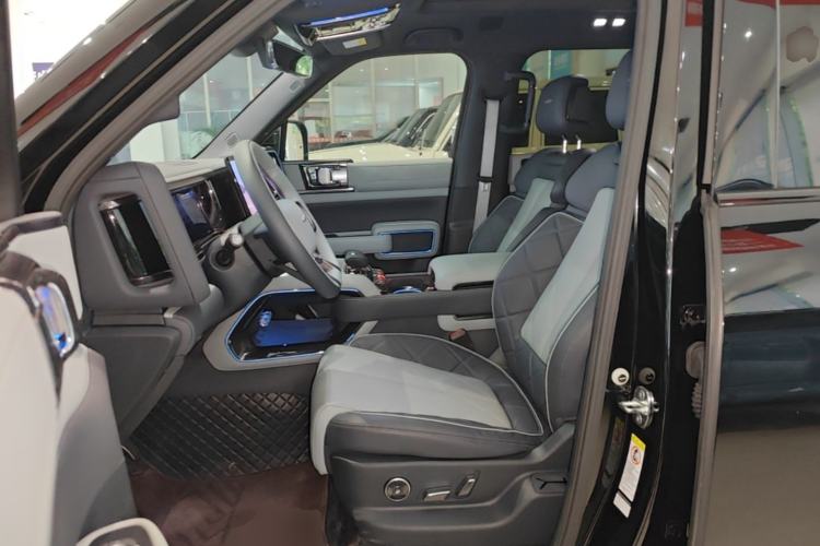 Used Formula Leopard 5 2023 Navigator Edition Left Front Seat