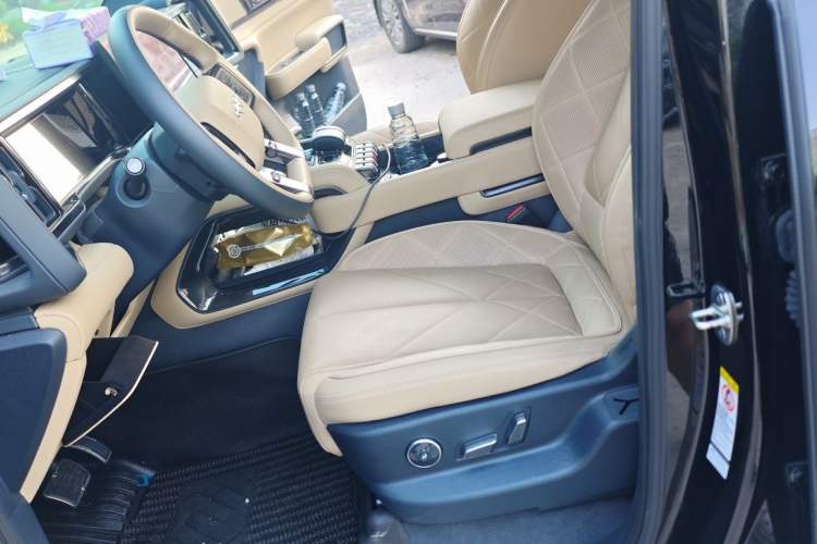 Used Formula Leopard 5 2023 Navigator Edition Left Front Seat