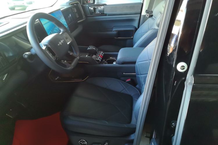 Used Formula Leopard 5 2023 Navigator Edition Left Front Seat