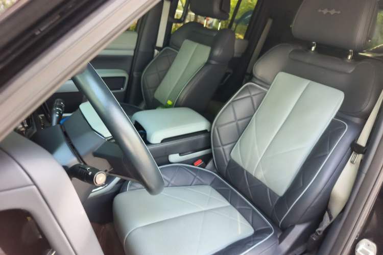 Used Formula Leopard 5 2023 Navigator Edition Left Front Seat