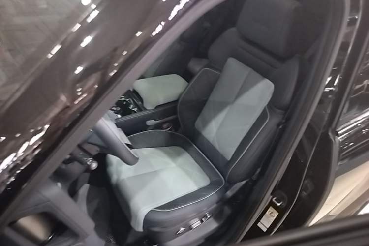 Used Formula Leopard 5 2023 Explore Edition Left Front Seat