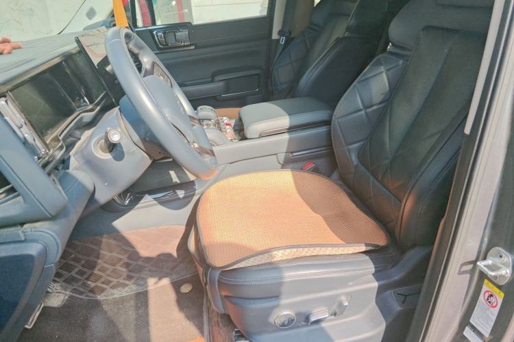 Used Formula Leopard 5 2023 Navigator Edition Left Front Seat