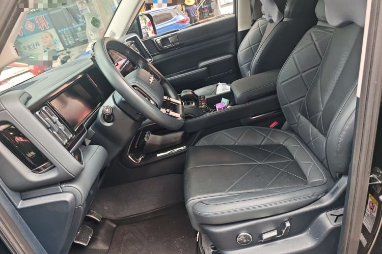 Used Formula Leopard 5 2023 Navigator Edition Left Front Seat