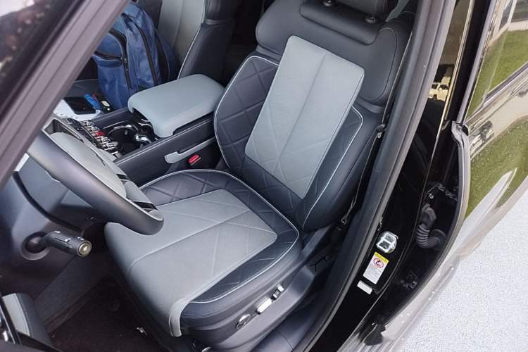 Used Formula Leopard 5 2023 Navigator Edition Left Front Seat
