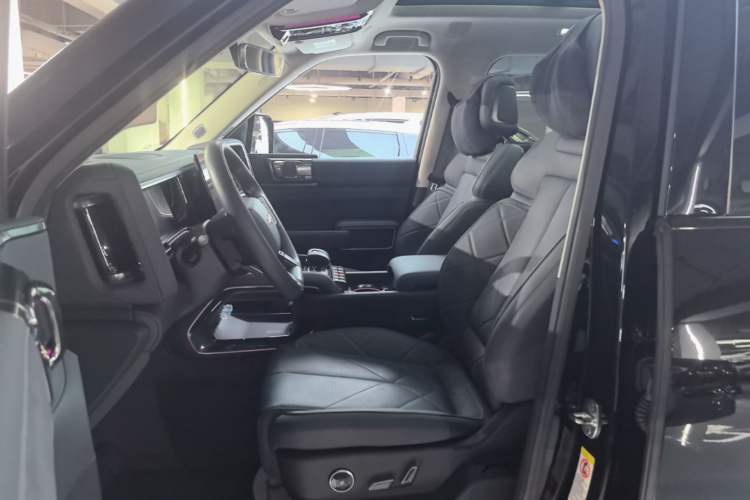 Used Formula Leopard 5 2023 Navigator Edition Left Front Seat