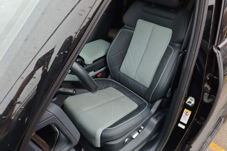 Used Formula Leopard 5 2023 Navigator Edition Left Front Seat