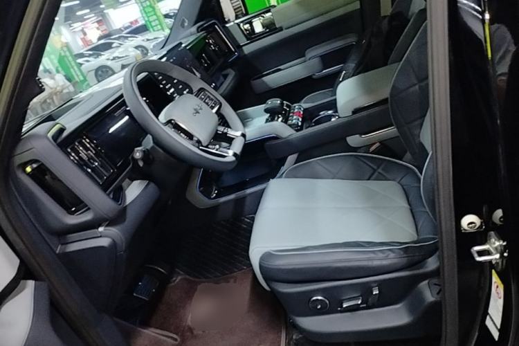 Used Formula Leopard 5 2023 Navigator Edition Left Front Seat