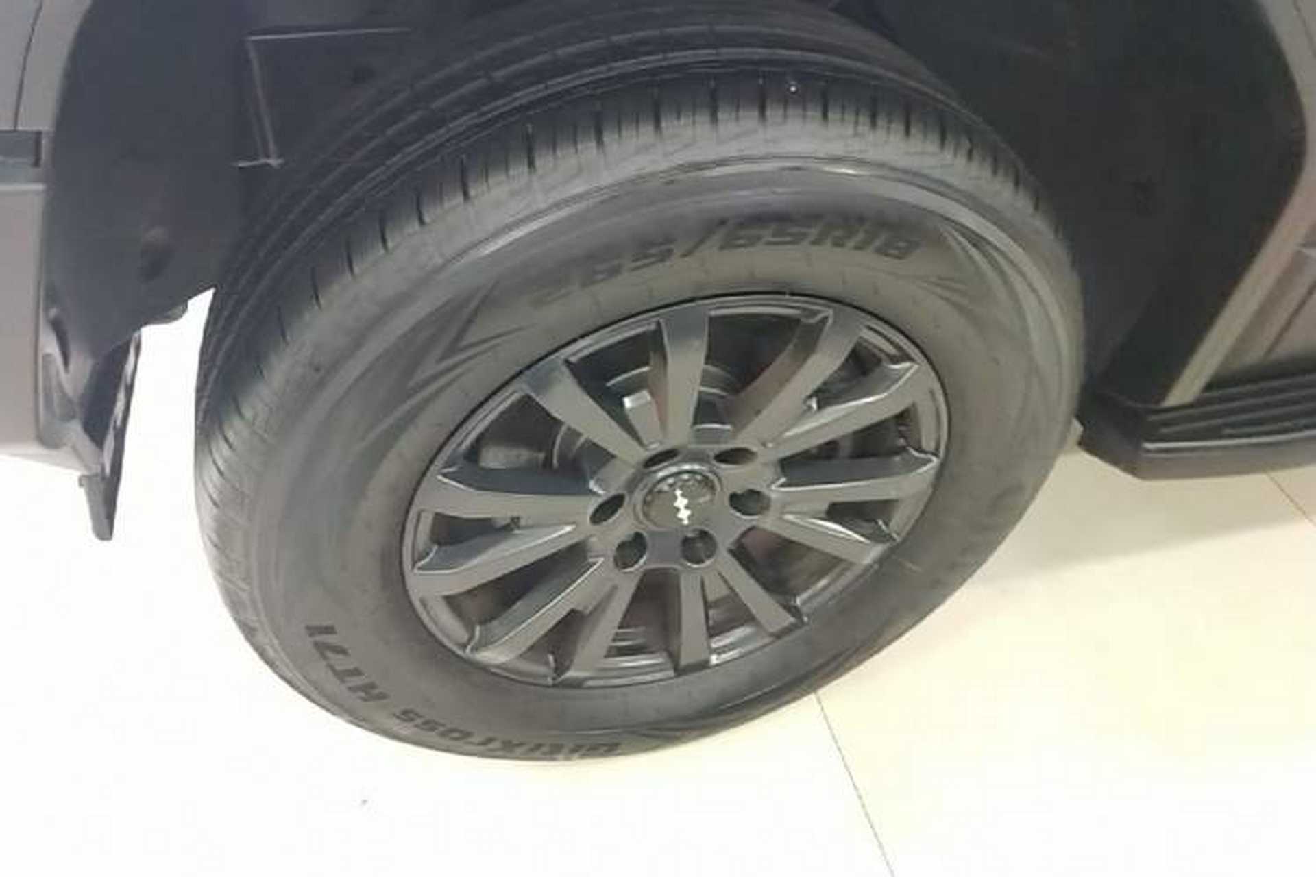 Used Formula Leopard 5 2023 Navigator Edition Left Front Wheel Hub
