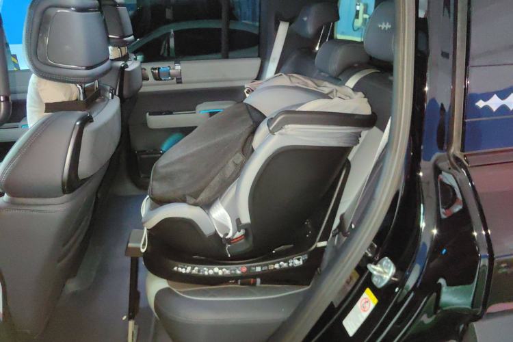 Used Formula Leopard 5 2023 Navigator Edition Left Rear Seat