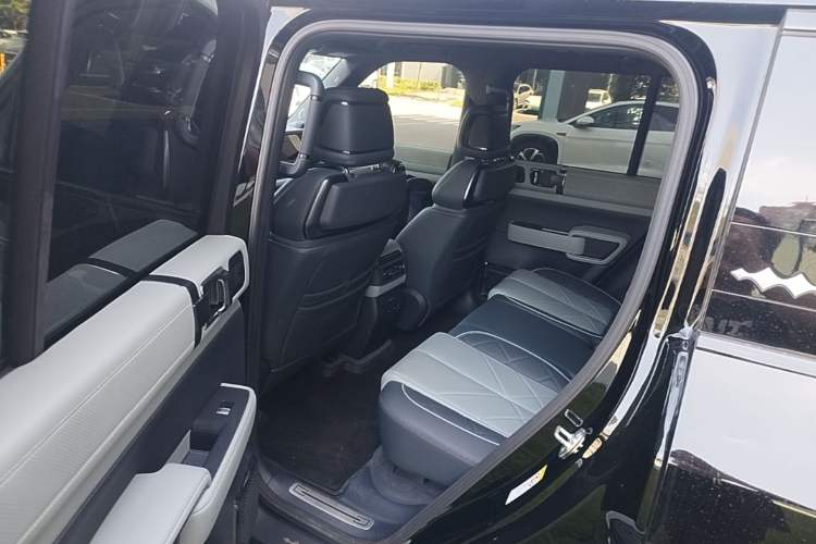 Used Formula Leopard 5 2023 Navigator Edition Left Rear Seat