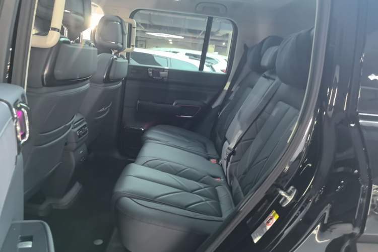 Used Formula Leopard 5 2023 Navigator Edition Left Rear Seat