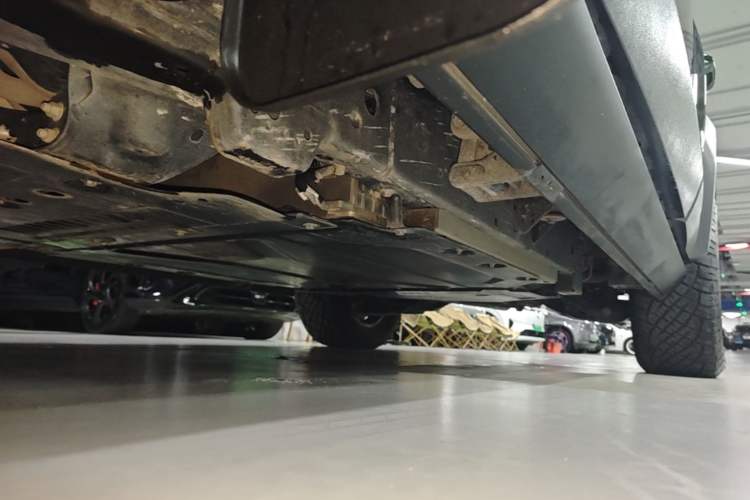 Used Formula Leopard 5 2023 Navigator Edition Left Side Sill