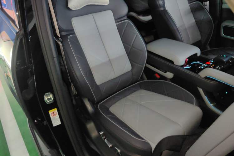 Used Formula Leopard 5 2023 Navigator Edition Right Front Seat