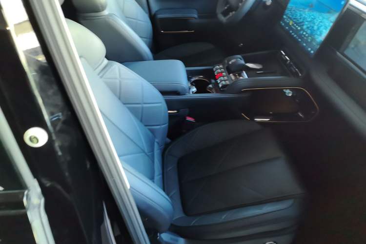 Used Formula Leopard 5 2023 Navigator Edition Right Front Seat