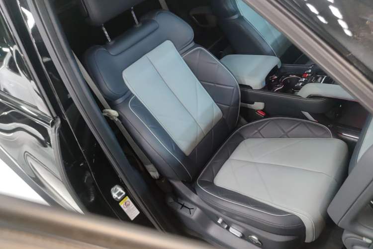 Used Formula Leopard 5 2023 Navigator Edition Right Front Seat
