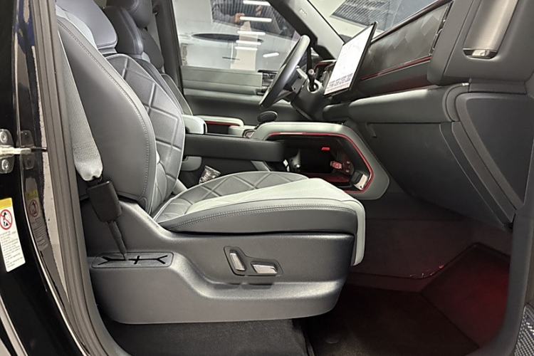Used Formula Leopard 5 2023 Explore Edition Right Front Seat
