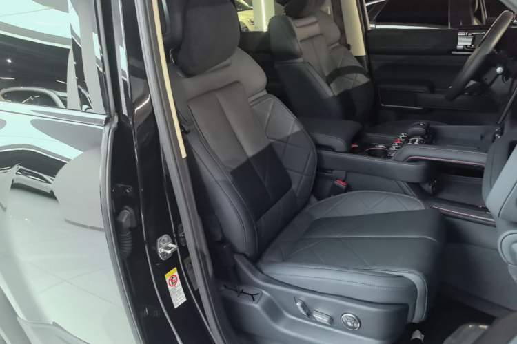 Used Formula Leopard 5 2023 Navigator Edition Right Front Seat