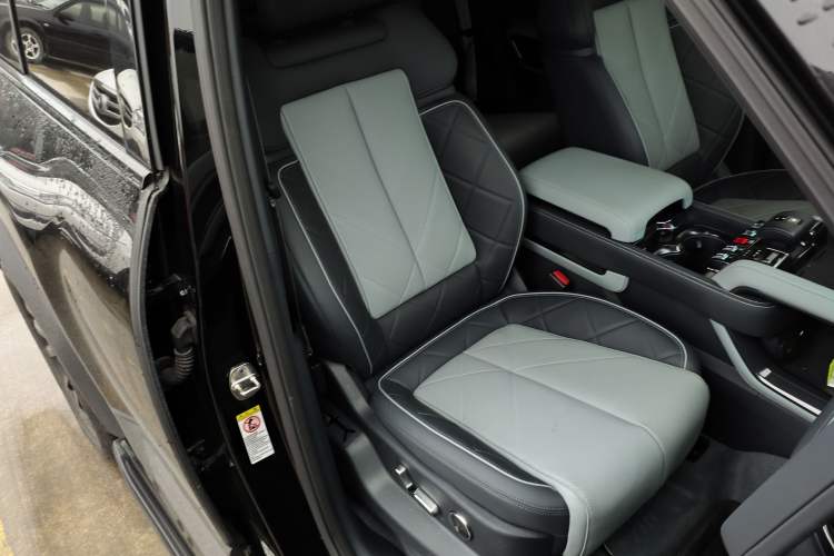 Used Formula Leopard 5 2023 Navigator Edition Right Front Seat