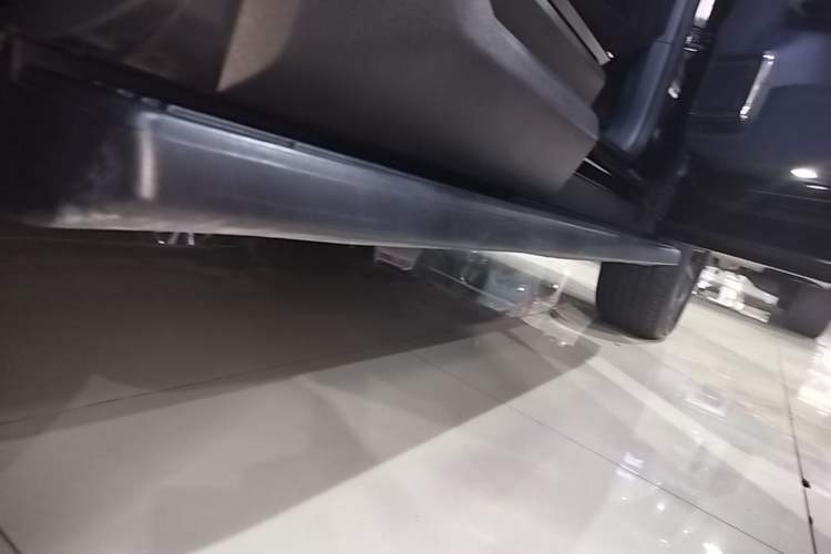 Used Formula Leopard 5 2023 Explore Edition Right Side Sill