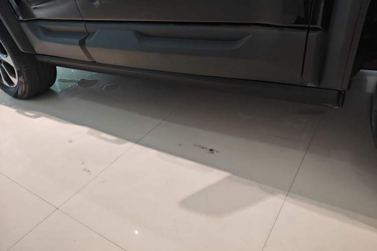 Used Formula Leopard 5 2023 Navigator Edition Right Side Sill