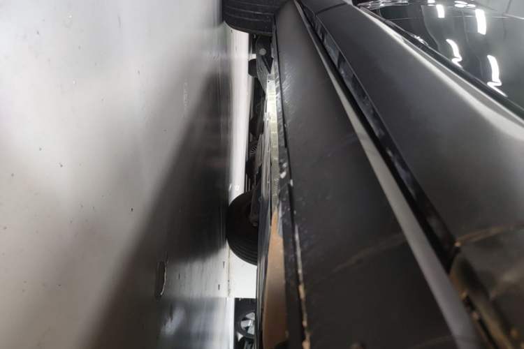 Used Formula Leopard 5 2023 Navigator Edition Right Side Sill