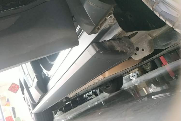 Used Formula Leopard 5 2023 Navigator Edition Right Side Sill