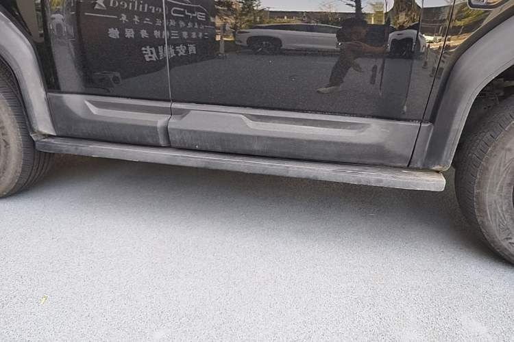 Used Formula Leopard 5 2023 Navigator Edition Right Side Sill