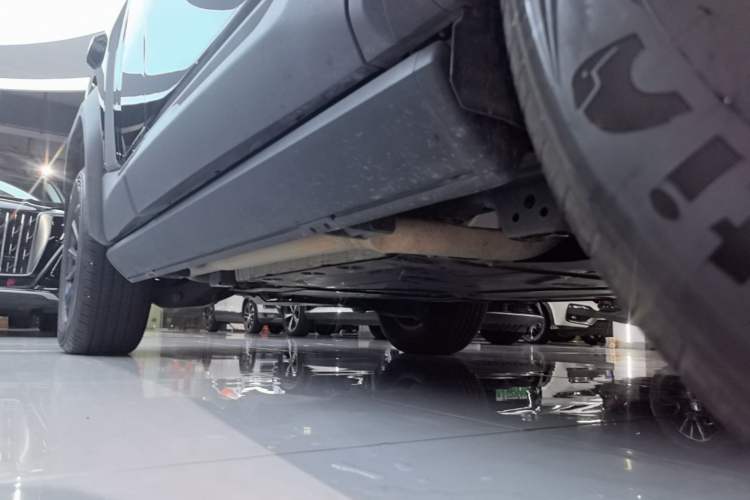 Used Formula Leopard 5 2023 Navigator Edition Right Side Sill