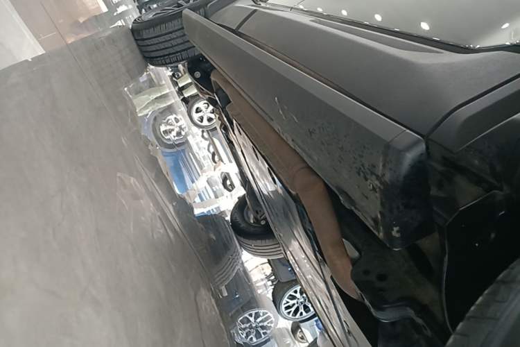Used Formula Leopard 5 2023 Navigator Edition Right Side Sill