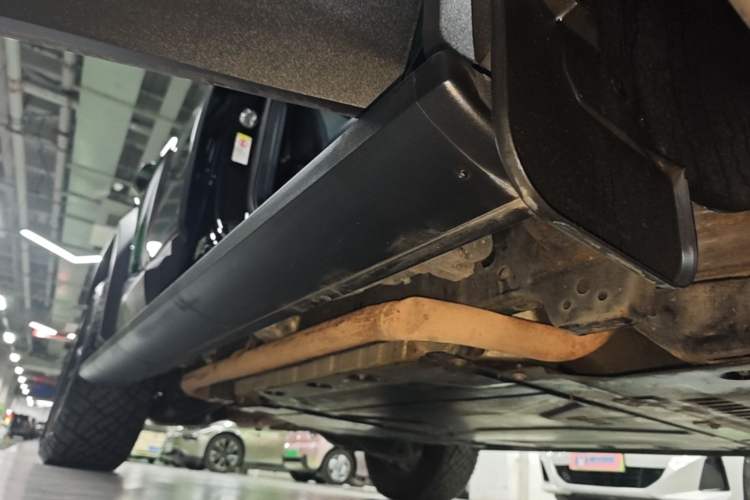 Used Formula Leopard 5 2023 Navigator Edition Right Side Sill